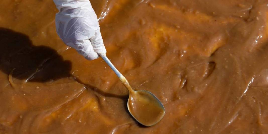 Kazanlar fokur fokur kaynıyor, önce pişip sonra ipe diziliyor! Yok satan lezzet: Dışı sertleşse de içi yumuşacık kalıyor 3